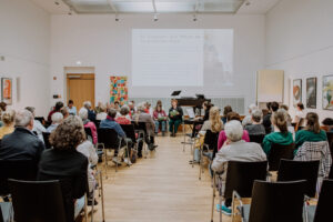 Der gut besuchte Oberlichtsaal der Stadtbibliothek Leipzig